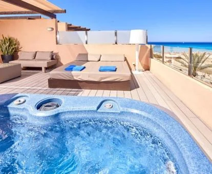 Preciosa terraza con vistas al mar y jacuzzi privado del apartamento ático.