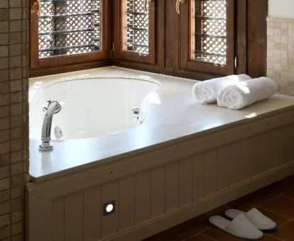 Bañera de hidromasaje privada de la Suite Junior.