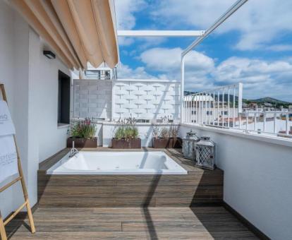Preciosa terraza con bañera de hidromasaje privada de la habitación doble premium del hotel. 