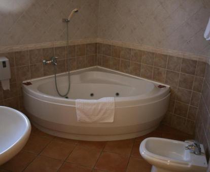 Baño con bañera de hidromasaje privada de la habitación doble superior con terraza.