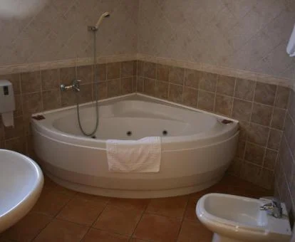 Baño con bañera de hidromasaje privada de la habitación doble superior con terraza.