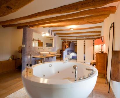Espectacular Suite Deluxe con bañera de hidromasaje privada perfecta para parejas.