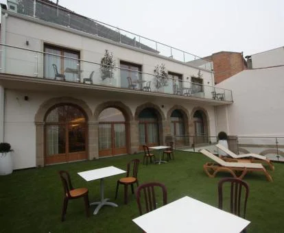 Zona exterior amueblada de este hotel con encanto.