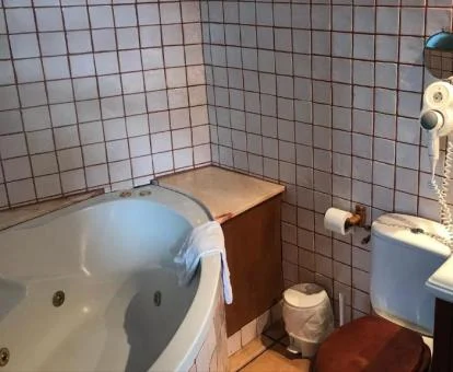 Baño con bañera de hidromasaje privada de la Habitación Doble Superior.