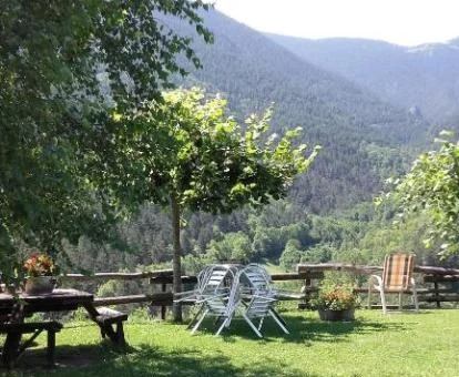 Terraza con mobiliario y fabulosas vistas a la naturaleza de este establecimiento.
