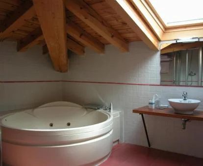 Amplio jacuzzi privado de la suite junior del hotel.
