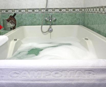 Bañera de hidromasaje privada de la habitación doble deluxe del hotel.