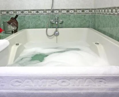Bañera de hidromasaje privada de la habitación doble deluxe del hotel.