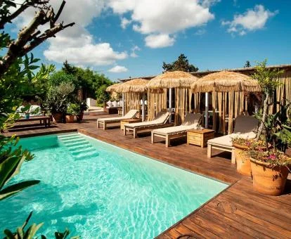 Zona exterior con piscina y terraza amueblada de este hotel con encanto.