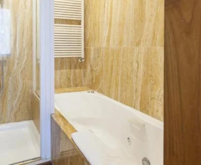Bañera de hidromasaje privada en el baño de la Suite del hotel.