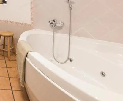 Bañera de hidromasaje en el baño de la Suite con terraza del hotel.