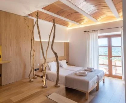 Una de las amplias habitaciones de este hermoso hotel de interior.