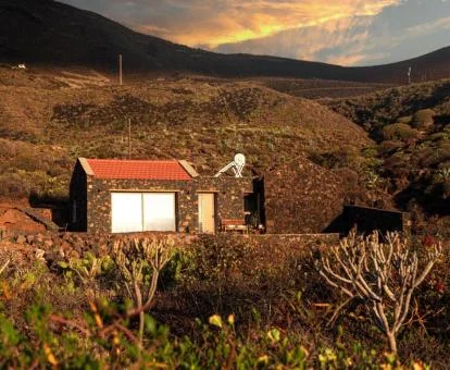 Casa rural independiente rodeada de un tranquilo entorno natural ideal para descansar.