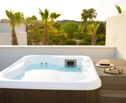 Bañera de hidromasaje privada en el exterior de una de las villas del hotel.
