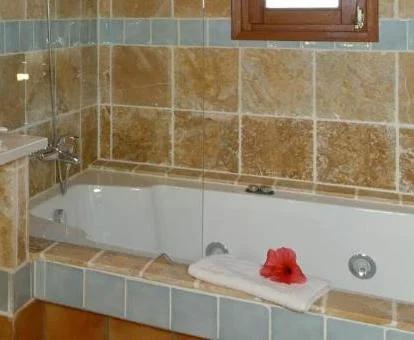 Baño de la Habitación Doble con bañera de hidromasaje privada.