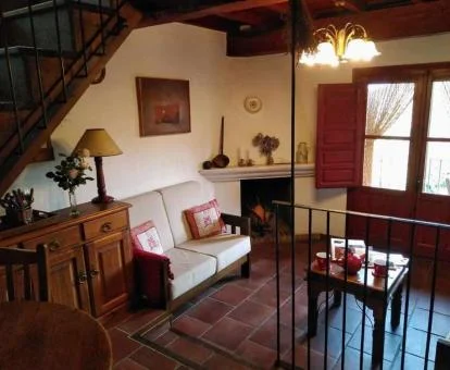 Sala de estar con chimenea de una de las casas rurales del complejo.