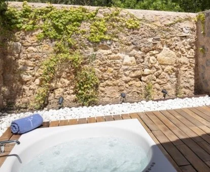 Bañera de hidromasaje privada de la preciosa villa con piscina privada del hotel.