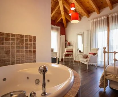 Bañera de hidromasaje privada en la suite del hotel.