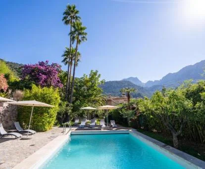 Piscina exterior rodeada de hermosos jardines de este hotel con encanto.