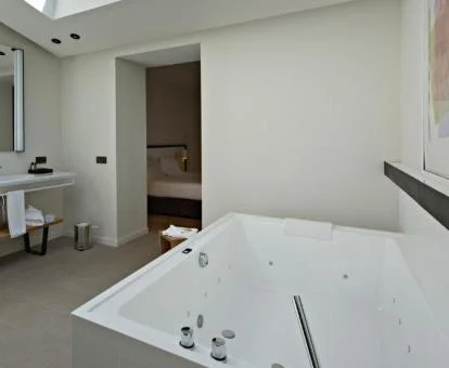 Jacuzzi privado del baño de la Suite Junior con terraza.