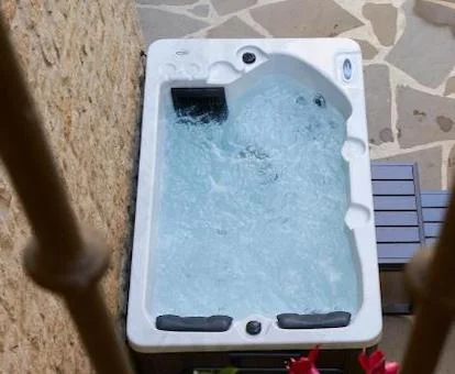 Foto del jacuzzi en funcionamiento para dos personas en el patio interior de la villa Casa Palacio Armiñón