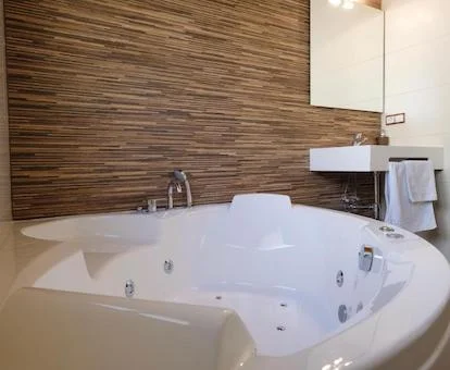 Foto del jacuzzi circular que se encuentra en el baño de la casa rural Lo Niu