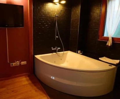 Bañera de hidromasaje privada en el apartamento Deluxe de dos dormitorios.