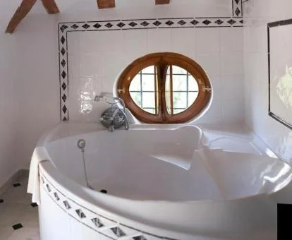 Gran jacuzzi privado de la Suite del hotel.