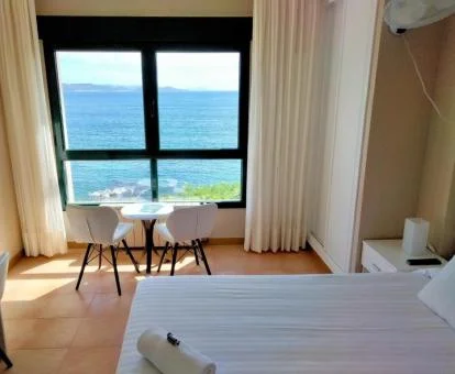 Una de las coquetas habitaciones con vistas al mar del hotel.