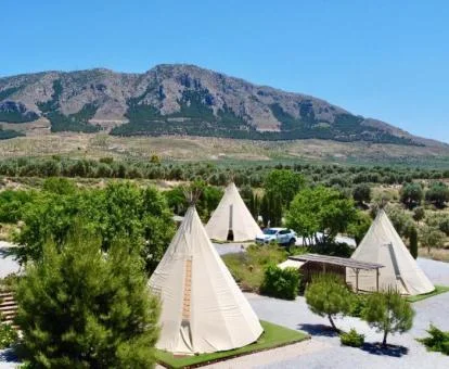 Vista aérea de este precioso establecimiento rústico con tipis en la naturaleza.