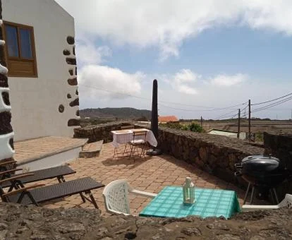Terraza con mobiliario de esta acogedora casa rural independiente.