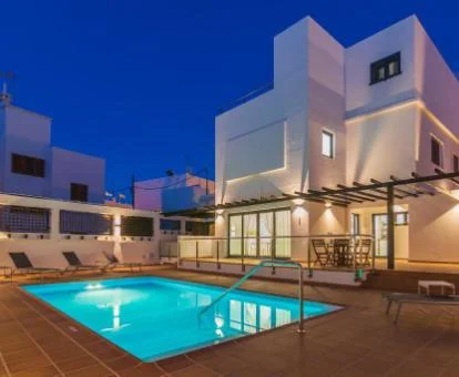 Hotel con encanto con amplias zonas exteriores y piscina.