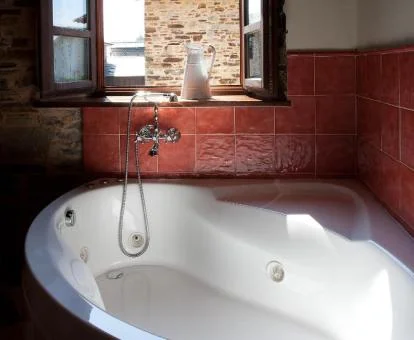 Jacuzzi privado de la Habitación Doble Superior del hotel.