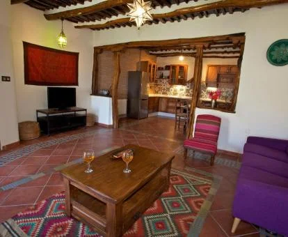 Interior de esta preciosa casa rural de un bello estilo rústico.