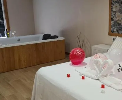 Dormitorio con jacuzzi privado junto a la cama de uno de los apartamentos del establecimiento.