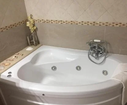 Amplio jacuzzi privado del loft del alojamiento.