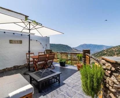 Terraza con hermosas vistas y mobiliario exterior de esta casa independiente.