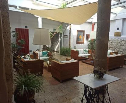 Una de las zonas comunes con mobiliario de este hotel con encanto.