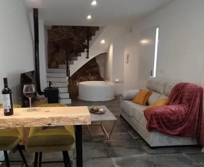 Interior de este precioso apartamento rural con jacuzzi privado.