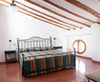 Una de las amplias habitaciones de estilo tradicional del hotel.