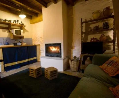 Interior de una de las acogedoras casas rurales del alojamiento.