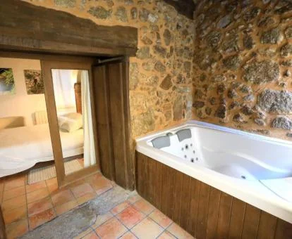 Gran bañera de hidromasaje privada del apartamento de un dormitorio.