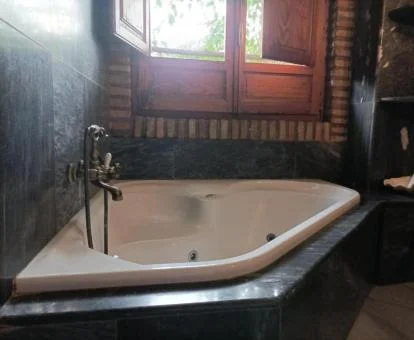 Bañera de hidromasaje privada de la Suite Deluxe del hotel.