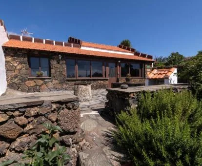 Coqueta casa rural de piedra con zonas exteriores.