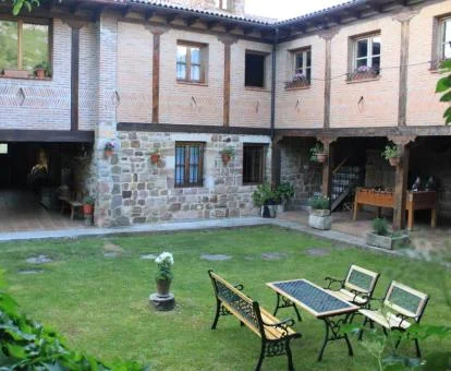 Zona exterior ajardinada con mobiliario de este establecimiento.