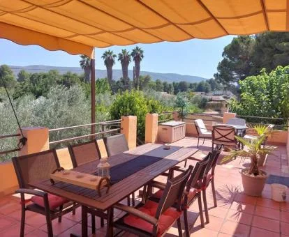 Agradable terraza con mobiliario y vistas a la naturaleza de este bed and breakfast.