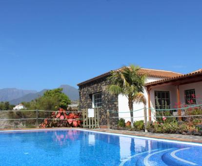 Preciosa casa rural con piscina privada al aire libre y vistas a las montañas.