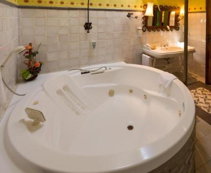 Amplia bañera de hidromasaje circular de la habitación doble Deluxe del hotel.