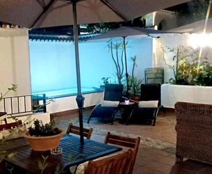 Agradable terraza con mobiliario y piscina de este acogedor hotel rural.