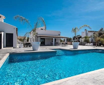 Establecimiento con varios alojamientos independientes entorno a la piscina.